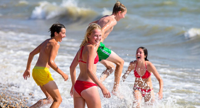 Viajes de idiomas para estudiantes en Inglaterra Brighton con LISA! – diversión y baño en el mar Estudiantes jugando en el mar durante un viaje de idiomas con LISA! para estudiantes en Inglaterra Brighton