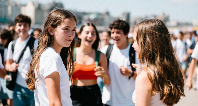 Viajes de idiomas para estudiantes en Inglaterra Brighton con LISA! – estudiantes en la ciudad junto al mar Estudiantes en Brighton durante un viaje de idiomas con LISA! para estudiantes en Inglaterra en el paseo marítimo
