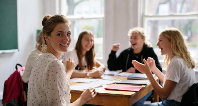 Viajes de idiomas para estudiantes en Inglaterra Brighton con LISA! – clases de inglés con profesor Profesora con estudiantes en una clase de inglés durante un viaje de idiomas con LISA! para estudiantes en Inglaterra Brighton