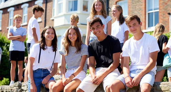 Viajes de idiomas en Inglaterra Eastbourne con LISA! – grupo de estudiantes, supervisión y experiencias internacionales Grupo de estudiantes en Eastbourne Inglaterra durante un viaje de idiomas con LISA! frente a su alojamiento juntos