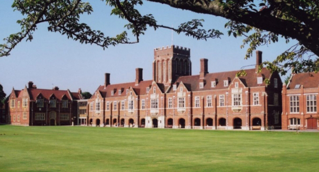 Viajes de idiomas en Inglaterra Eastbourne con LISA! – colegio, campus y aprendizaje tradicional Edificio histórico de colegio en Eastbourne Inglaterra con gran césped durante un viaje de idiomas con LISA!