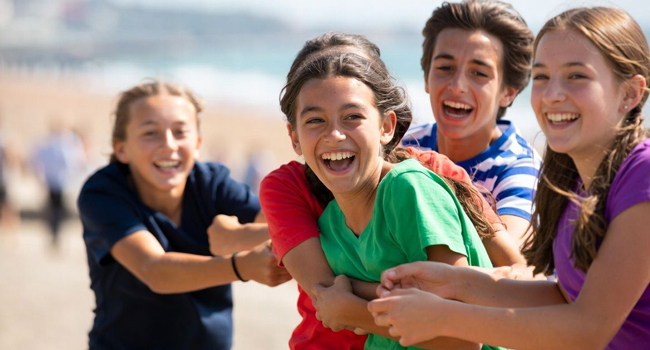 Viajes de idiomas en Inglaterra Eastbourne con LISA! – seguridad, supervisión y diversión en grupo Grupo de estudiantes en Eastbourne Inglaterra durante un viaje de idiomas con LISA! jugando juntos en la playa y sintiéndose seguros