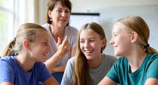 Viajes de idiomas en Inglaterra Eastbourne con LISA! – cursos, clases y atención personalizada Clase de inglés para estudiantes en Eastbourne Inglaterra con profesora en el aula durante un viaje de idiomas con LISA!