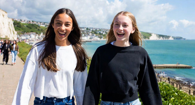 Viajes de idiomas en Inglaterra Eastbourne con LISA! – costa, ciudad y experiencias inolvidables Dos estudiantes en Eastbourne Inglaterra durante un viaje de idiomas con LISA! en la costa con vista al mar