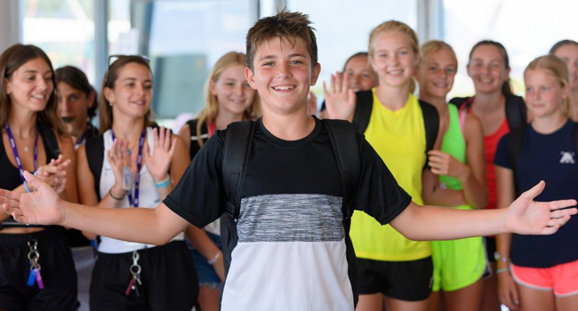  Grupo de estudiantes llegando a Exmouth durante un viaje de idiomas con LISA! emocionados por comenzar su estancia