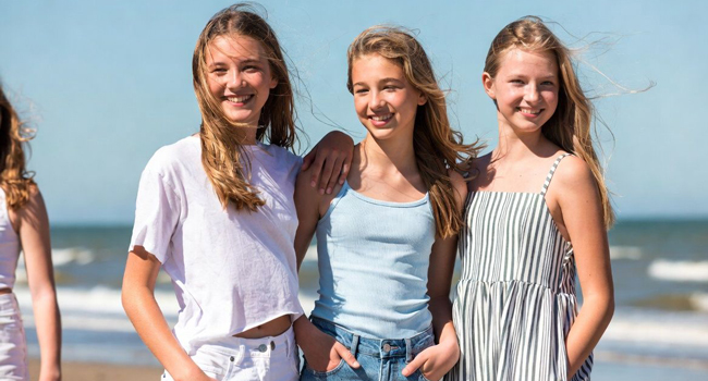  Estudiantes en la playa en Exmouth durante un viaje de idiomas con LISA! disfrutando del mar, el viento y el tiempo juntas