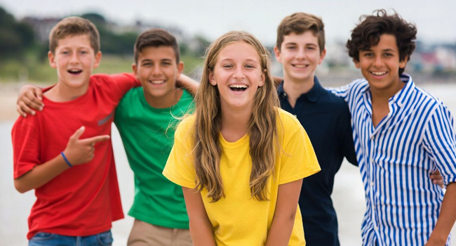 Grupo de estudiantes en Exmouth durante un viaje de idiomas con LISA! riendo juntos cerca de la playa y disfrutando del tiempo
