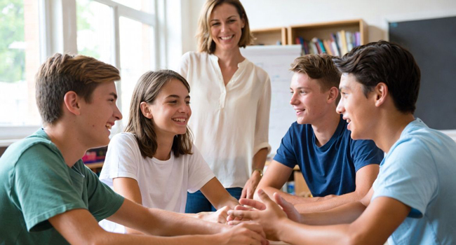 Estudiantes en clase de inglés en Exmouth durante un viaje de idiomas con LISA! aprendiendo juntos en una escuela de idiomas