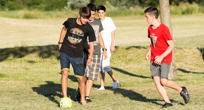 Estudiantes jugando al fútbol en Exmouth durante un viaje de idiomas con LISA! disfrutando del deporte y actividades al aire libre