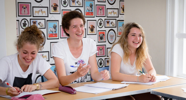 Estudiantes en clase de inglés en Exmouth durante un viaje de idiomas con LISA! aprendiendo juntos en una escuela de idiomas