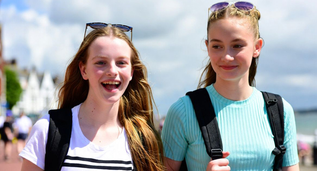  Estudiantes en Exmouth durante un viaje de idiomas con LISA! caminando junto al mar y disfrutando del tiempo libre
