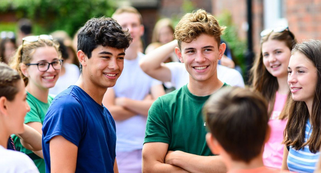 Estudiantes en Exmouth durante un viaje de idiomas con LISA! conversando en el descanso y disfrutando del grupo