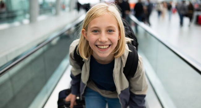  Estudiante con maleta llegando a Jersey durante un viaje de idiomas con LISA! emocionada por su estancia