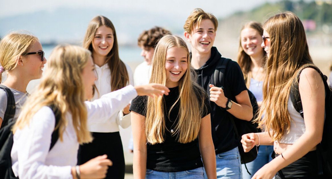 Grupo de estudiantes en Jersey durante un viaje de idiomas con LISA! en la playa con supervisión y actividades en grupo