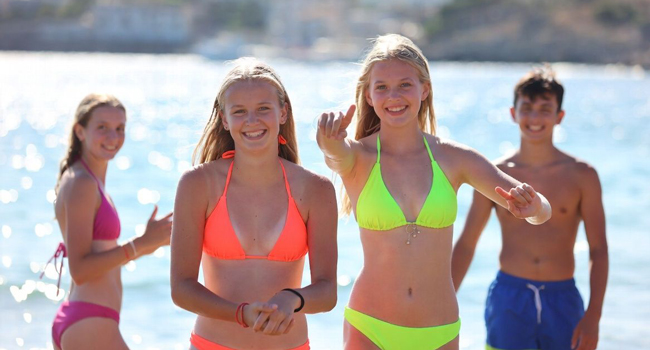 Estudiantes en la playa en Jersey durante un viaje de idiomas con LISA! disfrutando del mar, el sol y el tiempo juntos