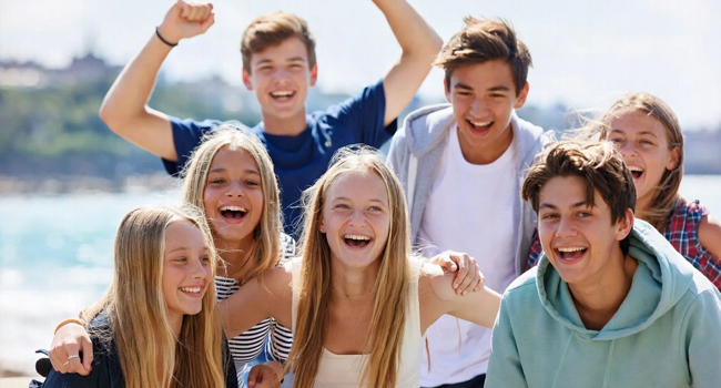 Grupo de estudiantes en Jersey durante un viaje de idiomas con LISA! junto al mar divirtiéndose y viviendo momentos inolvidables