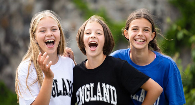  Estudiantes en Jersey durante un viaje de idiomas con LISA! riendo juntas y sintiéndose seguras y bien atendidas