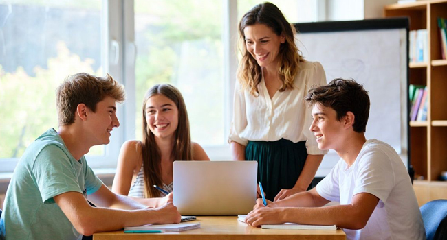Estudiantes en clase de inglés en Jersey durante un viaje de idiomas con LISA! aprendiendo juntos en el aula con profesor