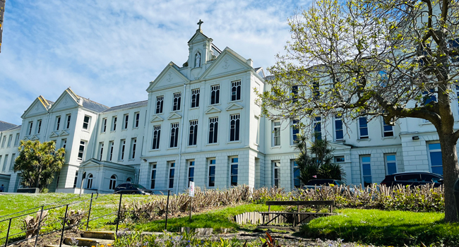 Escuela de idiomas en Jersey Inglaterra durante un viaje de idiomas con LISA! para estudiantes en un college de verano