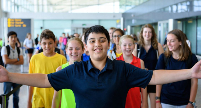 Grupo de estudiantes llegando a Portsmouth durante un viaje de idiomas con LISA! emocionados por comenzar su estancia
