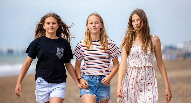  Estudiantes en la playa en Portsmouth durante un viaje de idiomas con LISA! disfrutando del mar, la libertad y el tiempo juntas