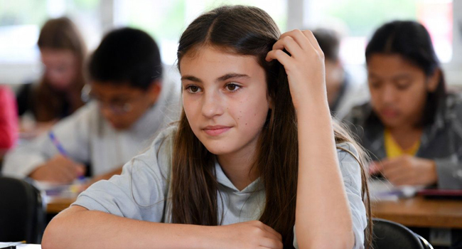 Estudiante en clase de inglés en Portsmouth durante un viaje de idiomas con LISA! concentrada en el aula