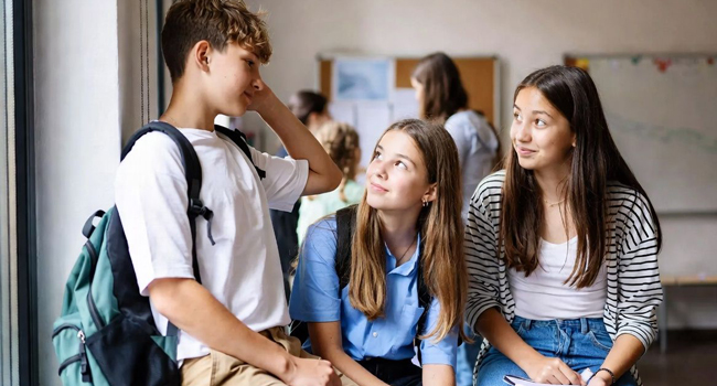 Estudiantes en clase de inglés en Portsmouth durante un viaje de idiomas con LISA! aprendiendo juntos e interactuando