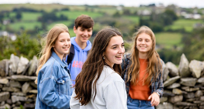Cursos de inglés para jóvenes en Irlanda – resumen de todas las escuelas Estudiantes descubriendo el paisaje irlandés durante un curso de inglés de LISA! para jóvenes en Irlanda
