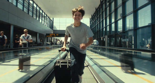  Estudiante con maleta camino a un viaje de idiomas con LISA! para estudiantes en el aeropuerto