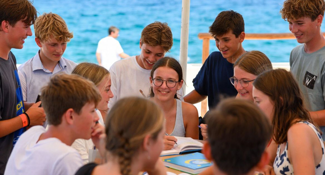 Viajes de idiomas para estudiantes en Malta con LISA! – aprender juntos junto al mar Grupo de estudiantes estudiando juntos junto al mar durante un viaje de idiomas con LISA! para estudiantes en Malta
