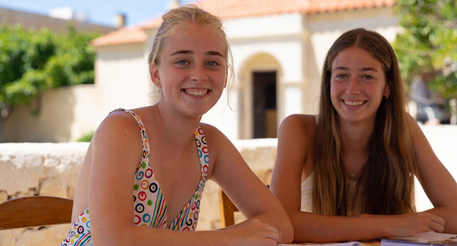 Dos estudiantes aprendiendo juntas durante un viaje de idiomas con LISA! para estudiantes en Malta