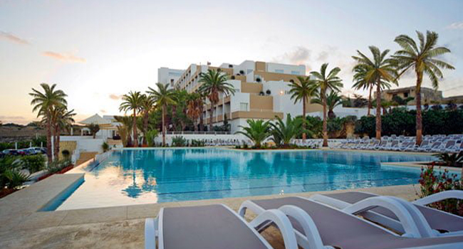 Viajes de idiomas en Malta Salina Beach con LISA! – hotel, piscina y alojamiento cómodo Hotel con piscina en Malta Salina Beach durante un viaje de idiomas con LISA! para estudiantes con instalaciones modernas