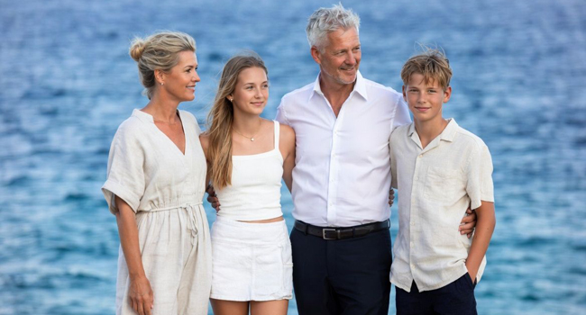 Familia padre madre hija hijo en un viaje de idiomas en familia junto al mar en Malta San Gwann