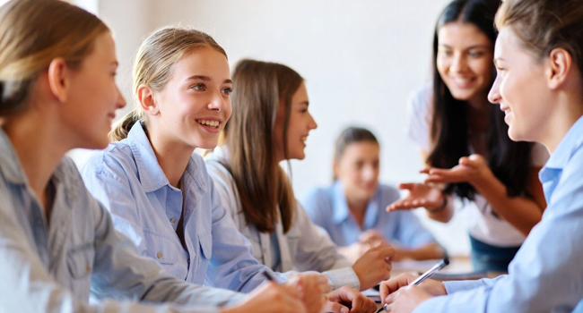 Estudiantes en una clase de inglés en Malta San Gwann en un curso de idiomas aprendiendo inglés