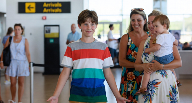 Llegada en un viaje de idiomas con LISA! – estudiante recibido en el aeropuerto Estudiante llegando al aeropuerto y siendo recibido durante un viaje de idiomas con LISA! para estudiantes
