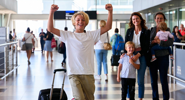 Llegada a un viaje de idiomas para estudiantes en Malta con LISA! – estudiante en el aeropuerto Estudiante llegando al aeropuerto entusiasmado por un viaje de idiomas con LISA! para estudiantes en Malta