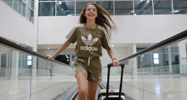 Llegada a un viaje de idiomas para estudiantes en Malta con LISA! – estudiante con maleta en el aeropuerto Estudiante con maleta llegando al aeropuerto para un viaje de idiomas con LISA! para estudiantes en Malta