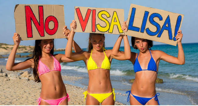 Sin visado para Malta con LISA! viajes de idiomas – estudiantes con carteles en la playa Tres estudiantes en la playa en Malta sostienen carteles de “No Visa LISA!” durante un viaje de idiomas con LISA! para estudiantes