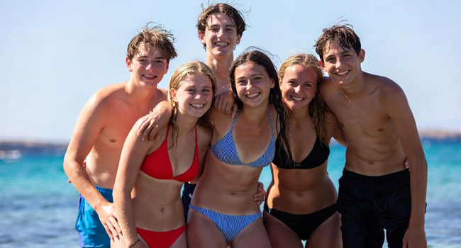 Viajes de idiomas para estudiantes en Malta con LISA! – programa de actividades en la playa Grupo de estudiantes junto al mar en Malta durante el programa de actividades de un viaje de idiomas con LISA!
