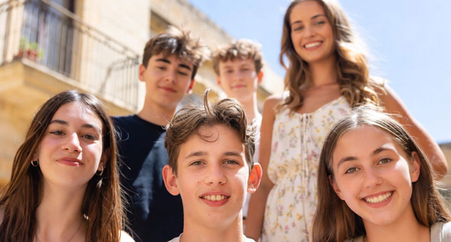 Viajes de idiomas para estudiantes en Malta con LISA! – supervisión y experiencia en grupo Grupo de estudiantes durante un viaje de idiomas con LISA! para estudiantes en Malta con supervisión e intercambio internacional