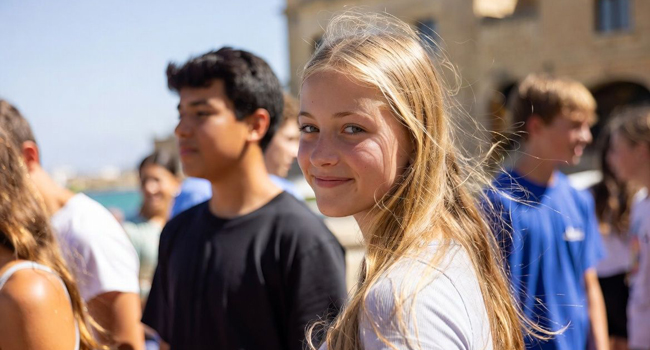 Viajes de idiomas para estudiantes en Malta con LISA! – estudiantes descubriendo la ciudad juntos Estudiante en Malta durante un viaje de idiomas con LISA! para estudiantes en la ciudad con otros estudiantes