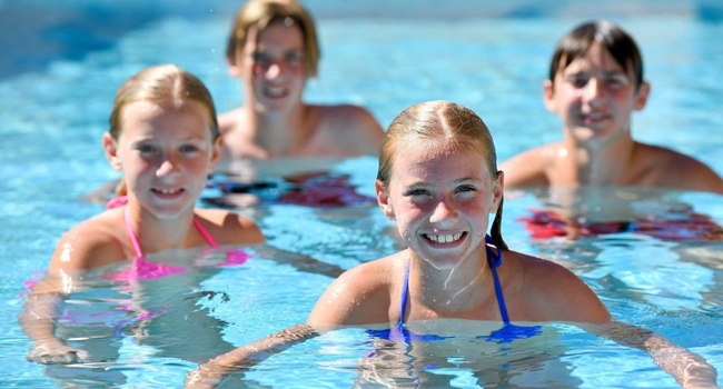 Viajes de idiomas para estudiantes en Malta con LISA! – estudiantes en la piscina del alojamiento Cuatro estudiantes en la piscina del alojamiento durante un viaje de idiomas con LISA! para estudiantes en Malta