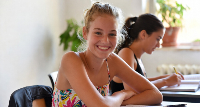 Viajes de idiomas para estudiantes en Malta con LISA! – aprender inglés en clase Estudiante en una clase de inglés durante un viaje de idiomas con LISA! para estudiantes en Malta