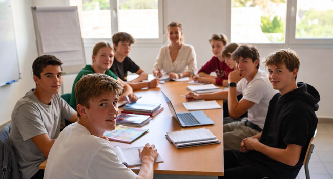 Clases de inglés con una profesora TEFL en Sliema, Malta con LISA! – estudiantes aprendiendo inglés. Una profesora TEFL enseñando inglés a estudiantes durante un viaje de idiomas con LISA! en Sliema, Malta simboliza las clases de inglés con profesores cualificados en Malta.