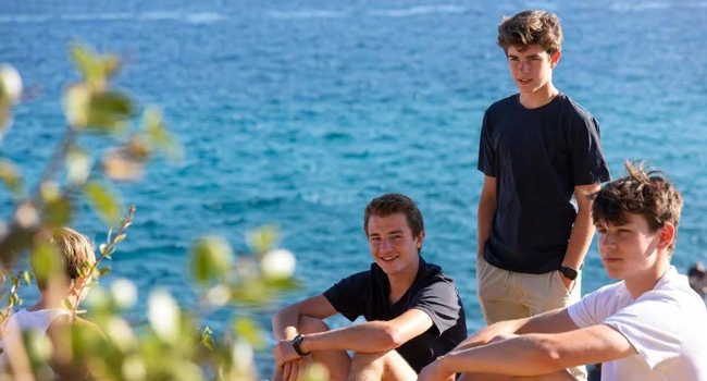 Viajes de idiomas para estudiantes Malta Sliema 3 chicos junto al mar Viajes de idiomas para estudiantes Malta Sliema 3 chicos junto al mar