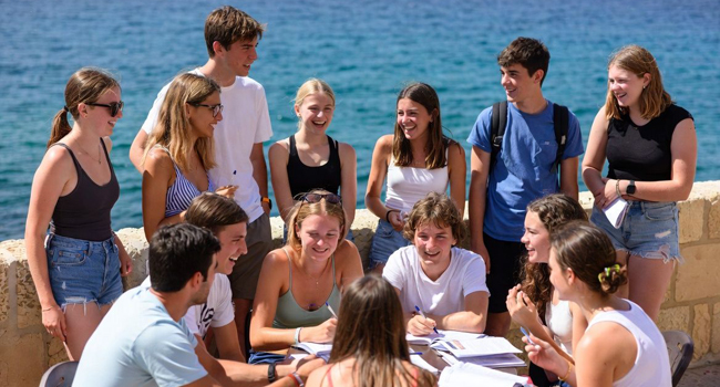 Programa de actividades de LISA! en Sliema, Malta – muchos estudiantes junto al mar. Muchos estudiantes junto al mar durante el programa de actividades simbolizan el programa de actividades de LISA! en Sliema, Malta.
