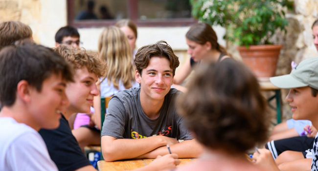 Un grupo de estudiantes en un curso de inglés en Sliema, Malta simboliza los cursos de inglés en Malta para niños y jóvenes con LISA!.
