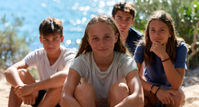 Viajes de idiomas para estudiantes en Malta St. Julian’s con LISA! Cuatro niños junto al mar en Malta St. Julian’s en un viaje de idiomas en Malta con LISA!