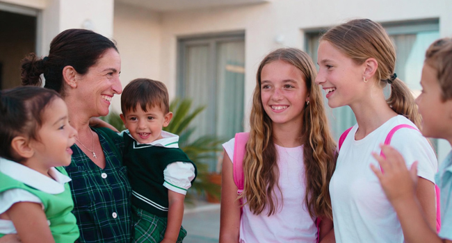 Viajes de idiomas de inglés en Malta para estudiantes con familia anfitriona Estudiantes de un viaje de idiomas de inglés en Malta siendo recibidos por una familia anfitriona en St. Julian’s