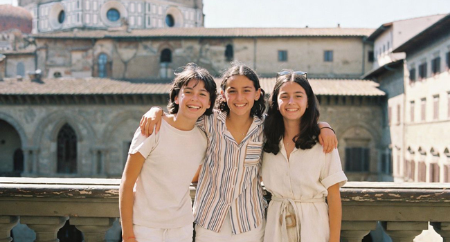 Nuevas amistades en un curso de italiano de LISA! para jóvenes en Florencia Tres estudiantes frente a un monumento histórico durante un curso de italiano de LISA! en Florencia, Italia